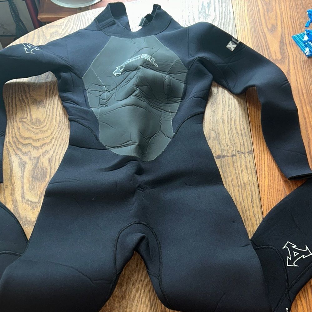 Xcel Hawaii 🌺 Black Wetsuit 4.3 full length back leash pull up
